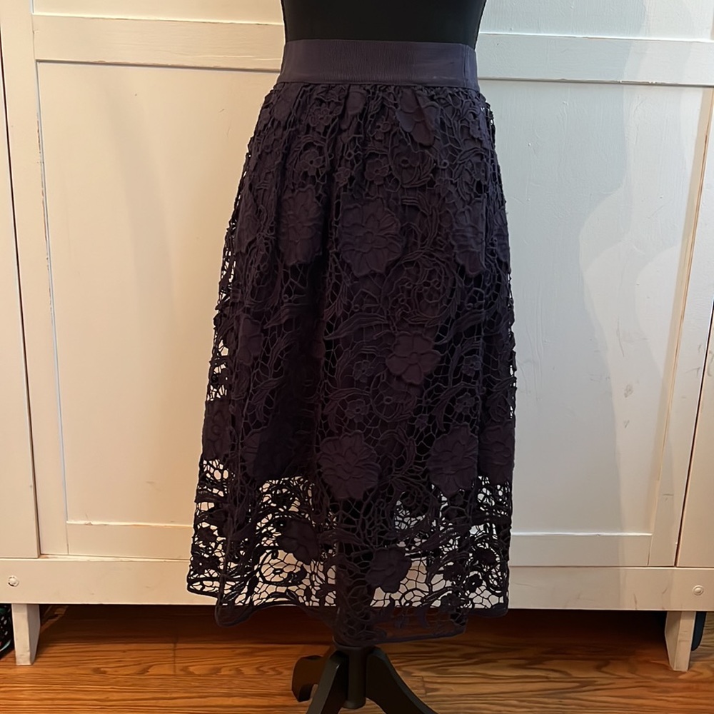 Ann Taylor lace overlay midi skirt in navy - size 14 - Picture 2 of 6